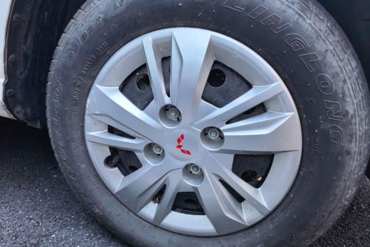 Used Wuling Hongguang 2021 1.5L Revised S Standard Version with Electric Power Steering LAR Right Front Wheel Hub