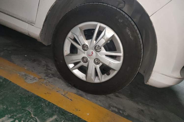 Used Wuling Hongguang 2021 1.5L Restyled S Basic Window-Sealed Car with Electric Power Steering LAR Right Front Wheel Hub