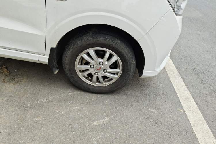 Used Wuling Hongguang 2021 1.5L Revised S Standard Version with Electric Power Steering LAR Right Front Wheel Hub