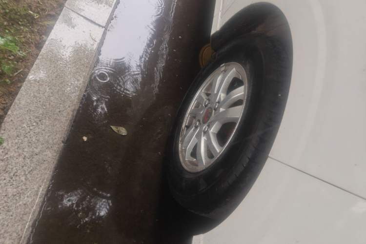 Used Wuling Hongguang 2021 1.5L Revised S Standard Version with Electric Power Steering LAR Right Front Wheel Hub