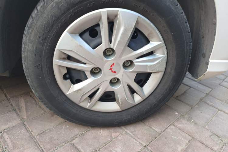 Used Wuling Hongguang 2021 1.5L Revised S Base Version Hydraulic Power Steering LAR Right Front Wheel Hub