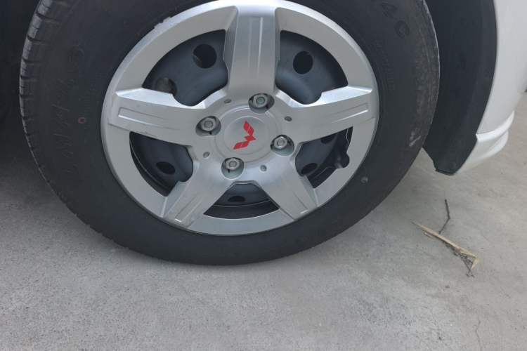 Used Wuling Hongguang 2021 1.5L Revised S Base Version Hydraulic Power Steering LAR Right Front Wheel Hub