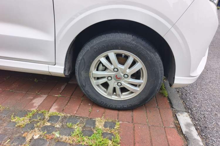 Used Wuling Hongguang 2021 1.5L S Standard Version LAR Right Front Wheel Hub