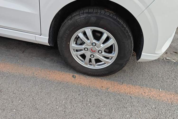 Used Wuling Hongguang 2021 1.5L Revised S Standard Version with Electric Power Steering LAR Right Front Wheel Hub