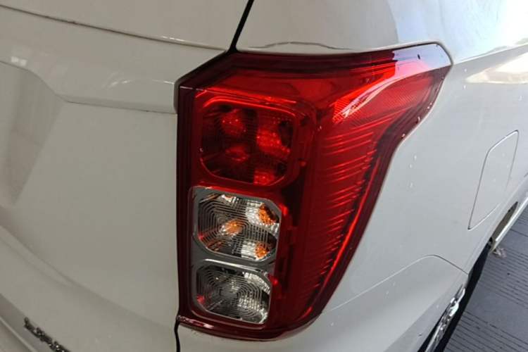 Used Wuling Hongguang 2021 1.5L Revised S Standard Version Hydraulic-Power-Assisted LAR Right Rear Taillight