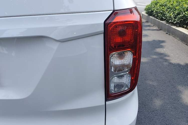 Used Wuling Hongguang 2021 1.5L Revised S Standard Version with Electric Power Steering LAR Right Rear Taillight