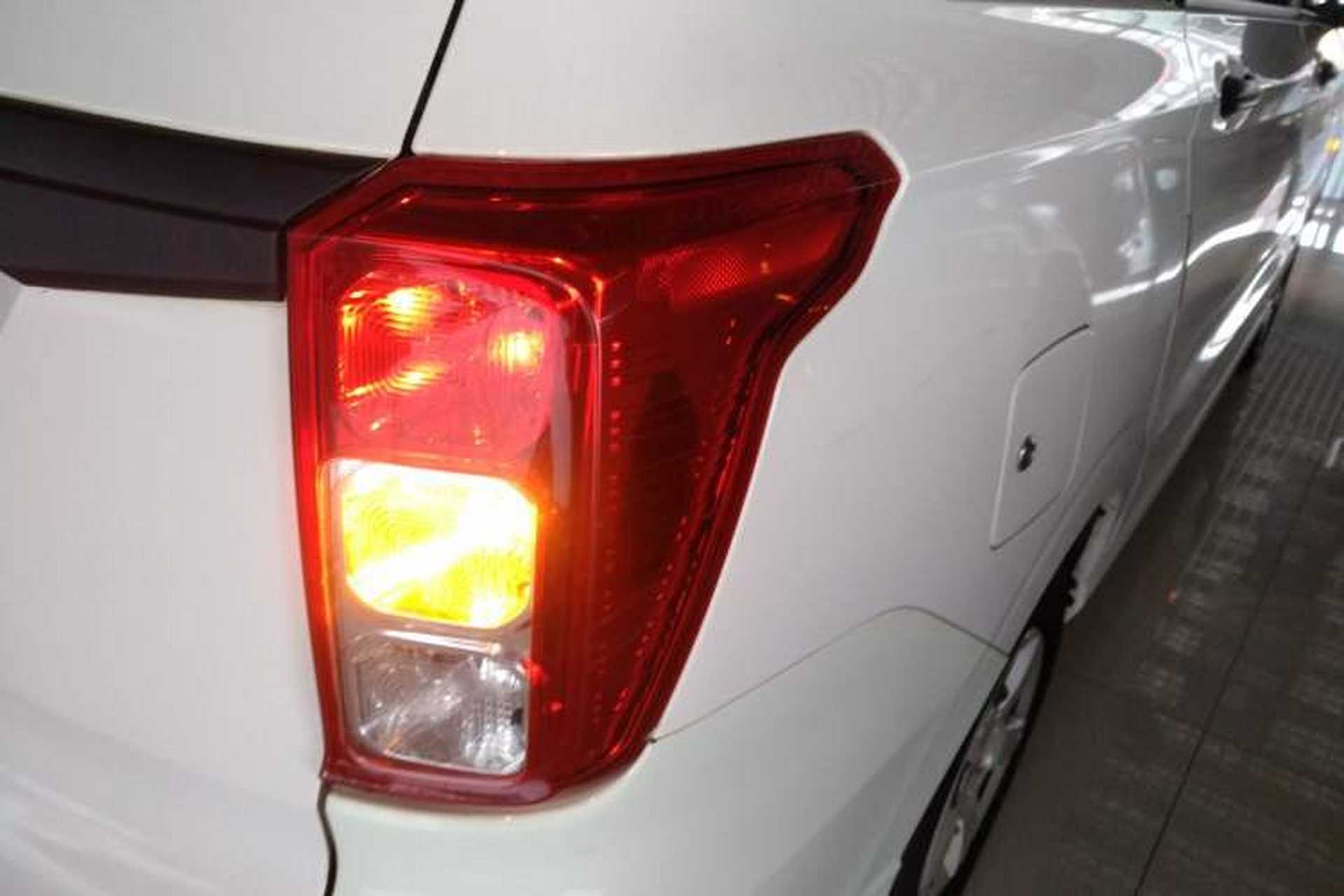 Used Wuling Hongguang 2021 1.5L Revised S Base Version with Electric Power Steering LAR Right Rear Taillight