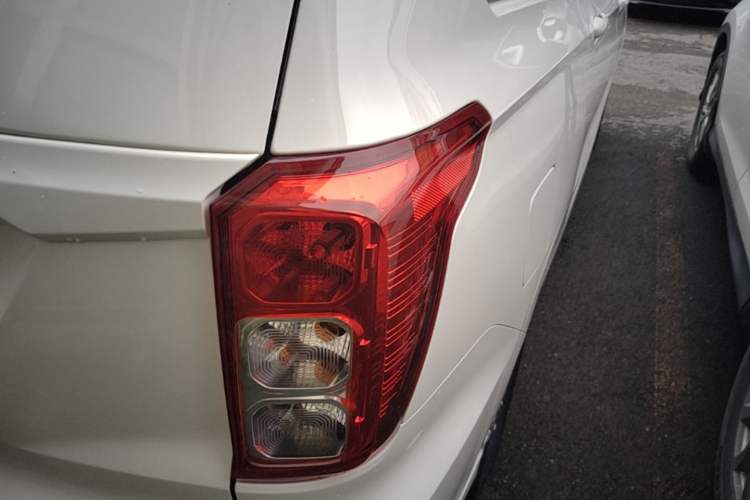 Used Wuling Hongguang 2021 1.5L Revised S Standard Version Hydraulic-Power-Assisted LAR Right Rear Taillight
