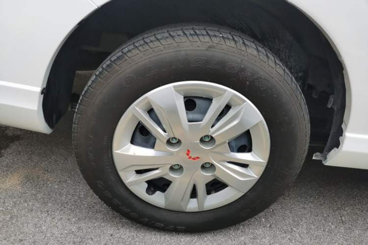 Used Wuling Hongguang 2021 1.5L Revised S Base Version Hydraulic Power Steering LAR Right Rear Wheel Hub