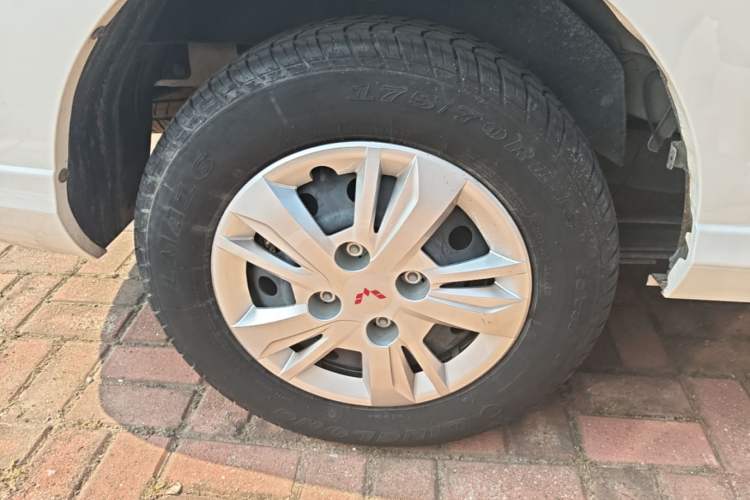 Used Wuling Hongguang 2021 1.5L Revised S Base Version Hydraulic Power Steering LAR Right Rear Wheel Hub