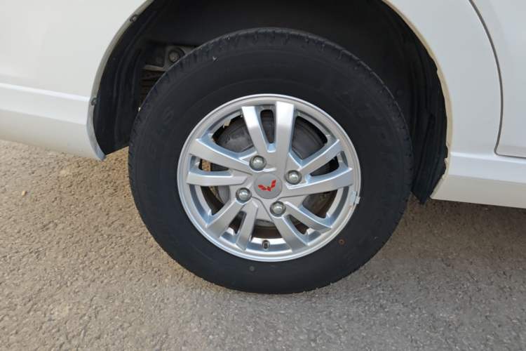 Used Wuling Hongguang 2021 1.5L Revised S Standard Version with Electric Power Steering LAR Right Rear Wheel Hub