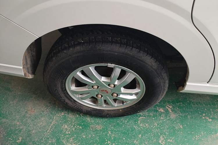Used Wuling Hongguang 2021 1.5L S Standard Version LAR Right Rear Wheel Hub