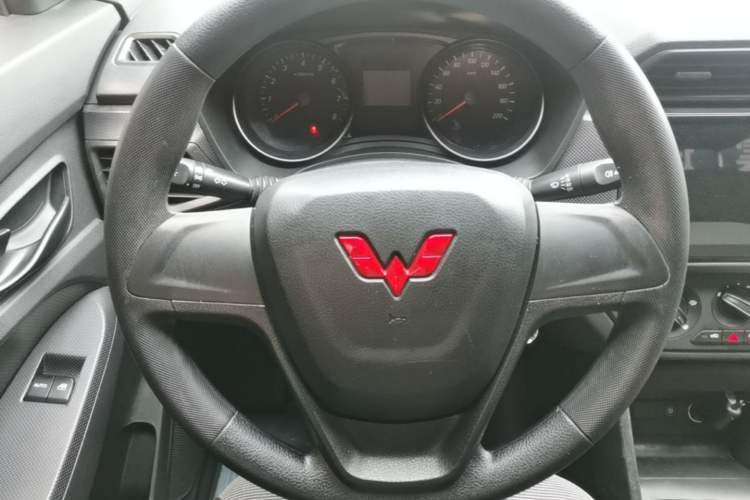 Used Wuling Hongguang 2021 1.5L Revised S Base Version Hydraulic Power Steering LAR Steering Wheel