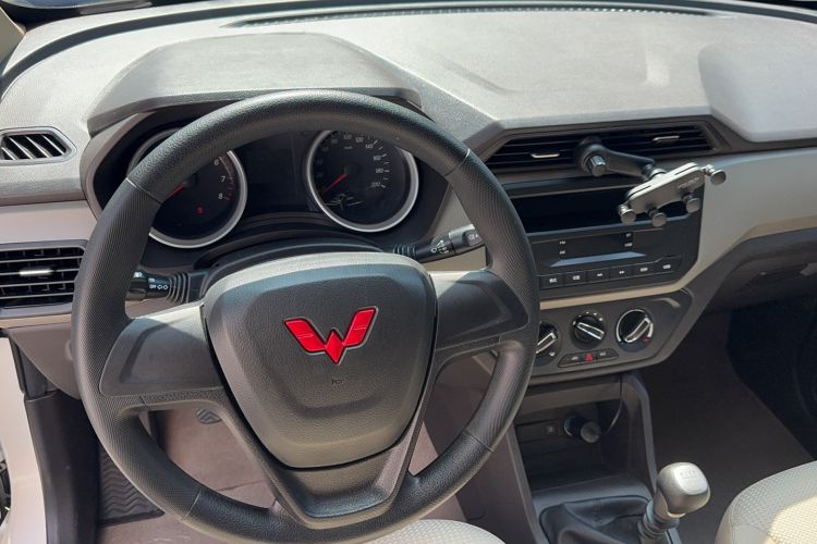 Used Wuling Hongguang 2021 1.5L Revised S Standard Version Hydraulic-Power-Assisted LAR Steering Wheel