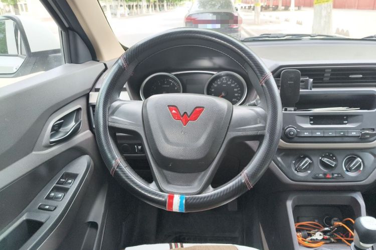Used Wuling Hongguang 2021 1.5L Revised S Standard Version Hydraulic-Power-Assisted LAR Steering Wheel