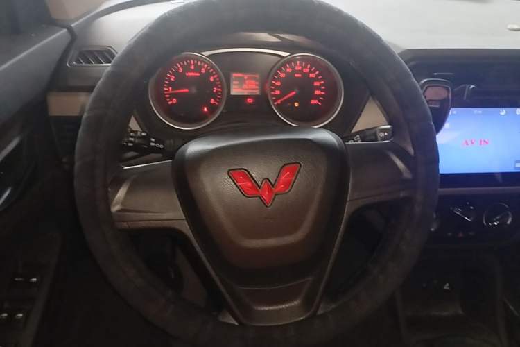 Used Wuling Hongguang 2021 1.5L Revised S Standard Version Hydraulic-Power-Assisted LAR Steering Wheel