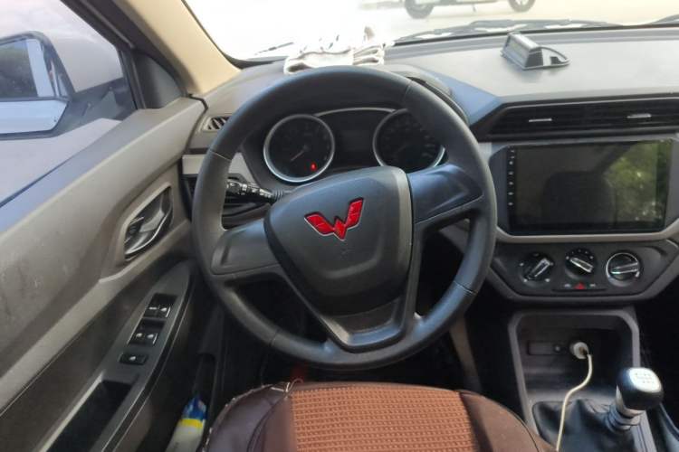 Used Wuling Hongguang 2021 1.5L Revised S Standard Version Hydraulic-Power-Assisted LAR Steering Wheel