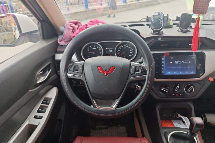Used Wuling Hongguang 2021 1.5L Facelifted S Comfort Version with Electric Power Steering LAR Steering Wheel