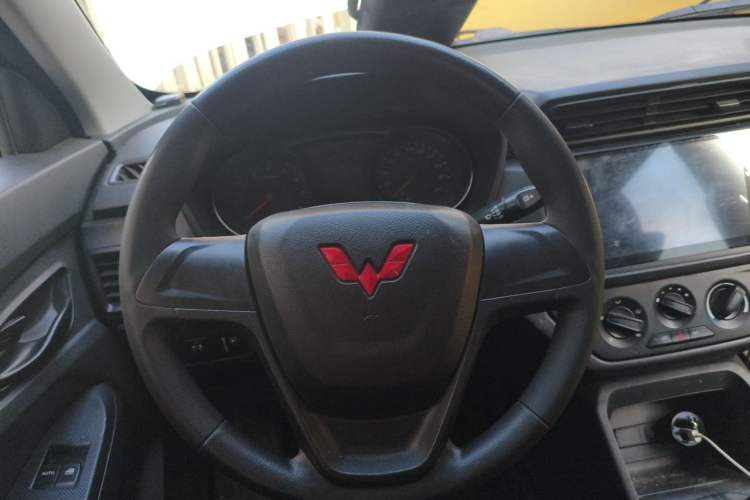 Used Wuling Hongguang 2021 1.5L Revised S Base Version Hydraulic Power Steering LAR Steering Wheel