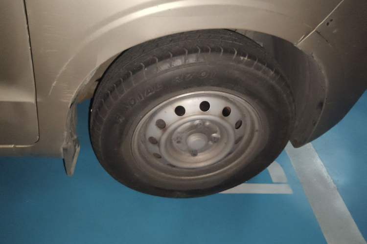 Used Wuling Hongguang 2021 1.5L Restyled S Basic Window-Sealed Car with Electric Power Steering LAR Right Front Wheel Hub