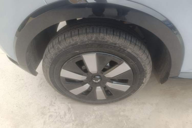Used Wuling Hongguang MINIEV 2022 Convertible Model Right Rear Wheel Hub