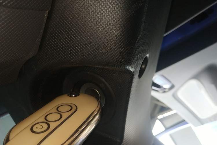 Used Wuling Hongguang MINIEV 2022 Macaron Premium Model – Lithium Iron Phosphate Vehicle Key