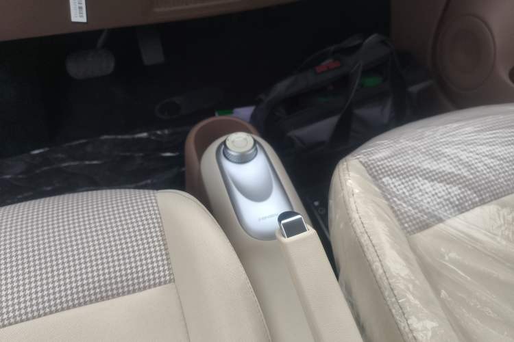 Used Wuling Hongguang MINIEV 2025 Four-Door Version Advanced Edition Gear Lever