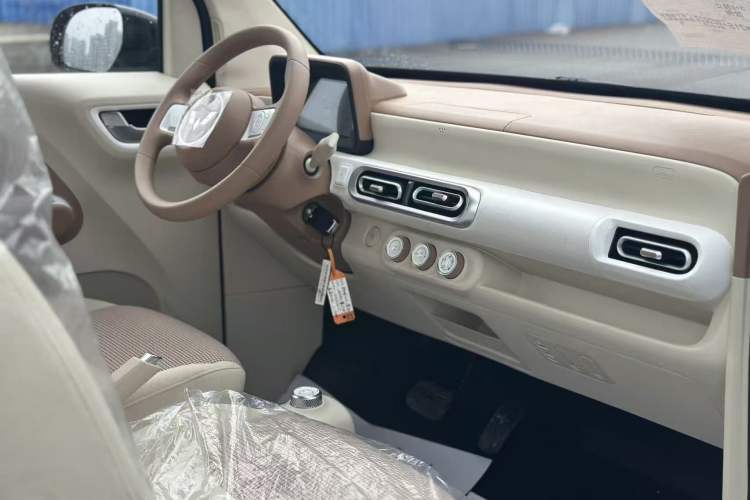 Used Wuling Hongguang MINIEV 2025 Four-Door Version Advanced Edition Interior 1