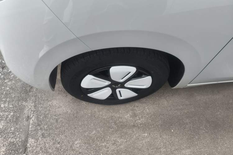 Used Wuling Hongguang MINIEV 2025 Four-Door Version Advanced Edition Left Front Wheel Hub
