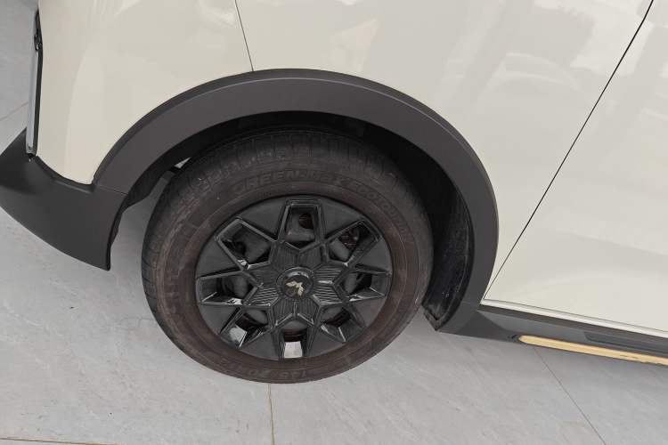 Used Wuling Hongguang MINIEV 2022 GAMEBOY 200km Gaming Edition with Lithium Iron Phosphate Left Front Wheel Hub