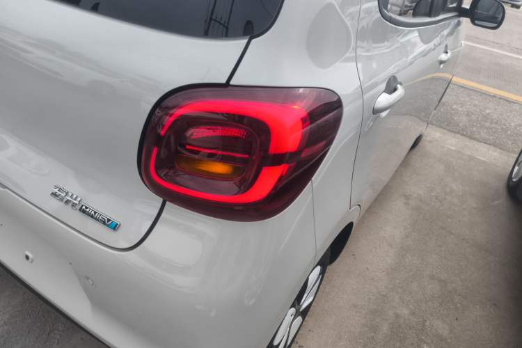 Used Wuling Hongguang MINIEV 2025 Four-Door Version Advanced Edition Right Rear Taillight