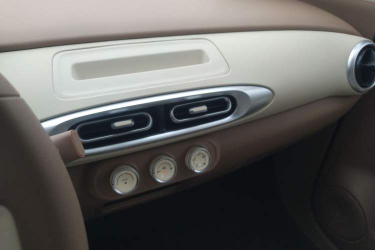 Used Wuling Hongguang MINIEV 2025 Four-Door Version Advanced Edition Audio And AC Panel
