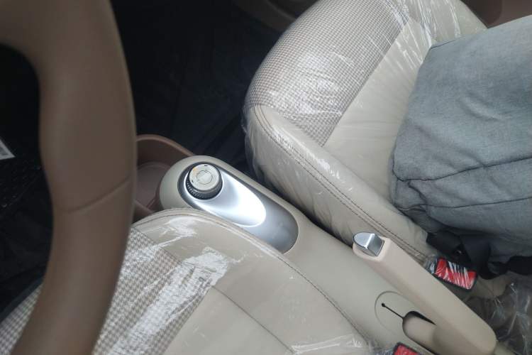 Used Wuling Hongguang MINIEV 2025 Four-Door Version Advanced Edition Gear Lever