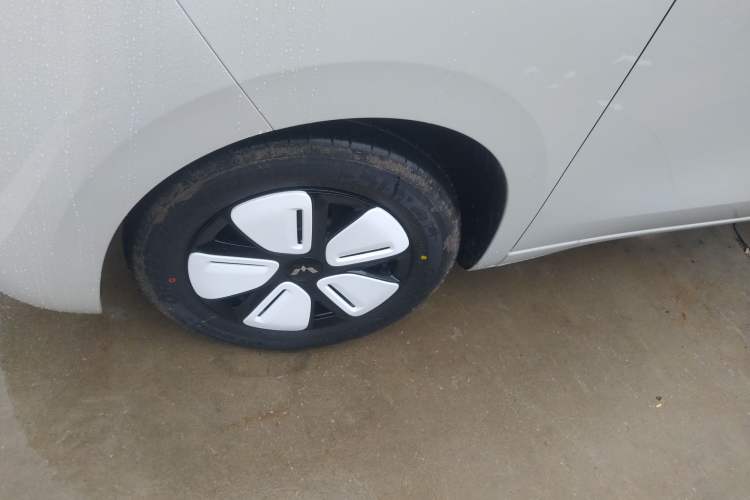 Used Wuling Hongguang MINIEV 2025 Four-Door Version Advanced Edition Left Front Wheel Hub