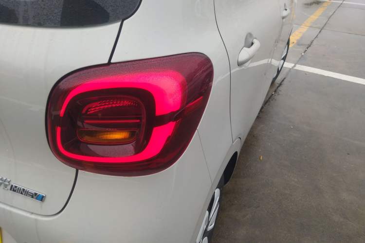 Used Wuling Hongguang MINIEV 2025 Four-Door Version Advanced Edition Right Rear Taillight