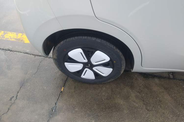 Used Wuling Hongguang MINIEV 2025 Four-Door Version Advanced Edition Right Rear Wheel Hub