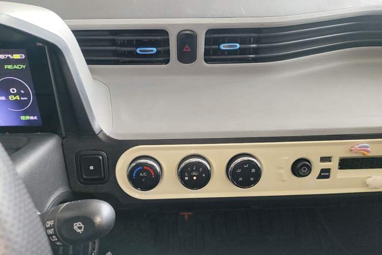 Used Wuling Hongguang MINIEV 2020 Freedom Version Lithium Iron Phosphate Audio And AC Panel