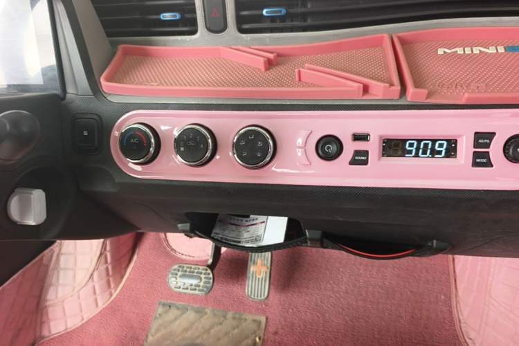 Used Wuling Hongguang MINIEV 2020 Zizai Version Lithium-NMC Audio And AC Panel