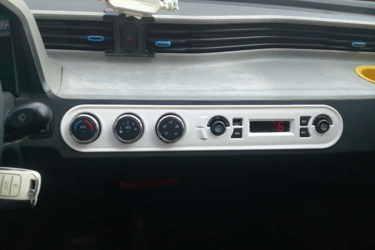 Used Wuling Hongguang MINIEV 2020 Zizai Version Lithium-NMC Audio And AC Panel
