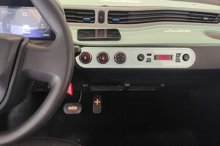 Used Wuling Hongguang MINIEV 2020 Freedom Version Lithium Iron Phosphate Audio And AC Panel