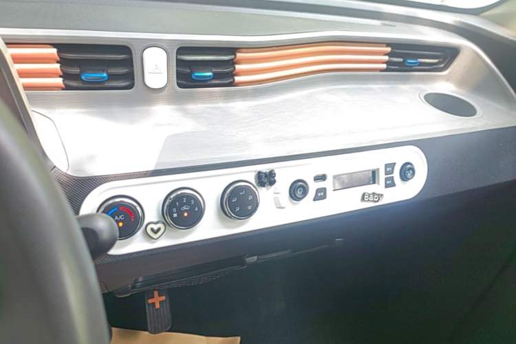 Used Wuling Hongguang MINIEV 2020 Freedom Version Lithium Iron Phosphate Audio And AC Panel