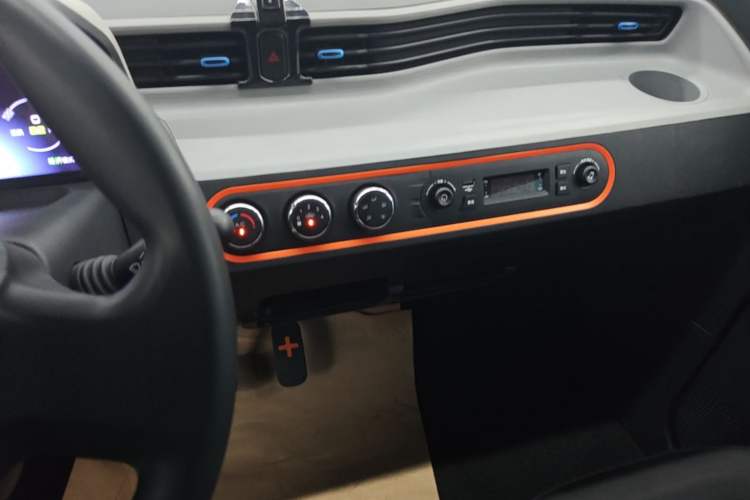 Used Wuling Hongguang MINIEV 2020 Freedom Version Lithium Iron Phosphate Audio And AC Panel