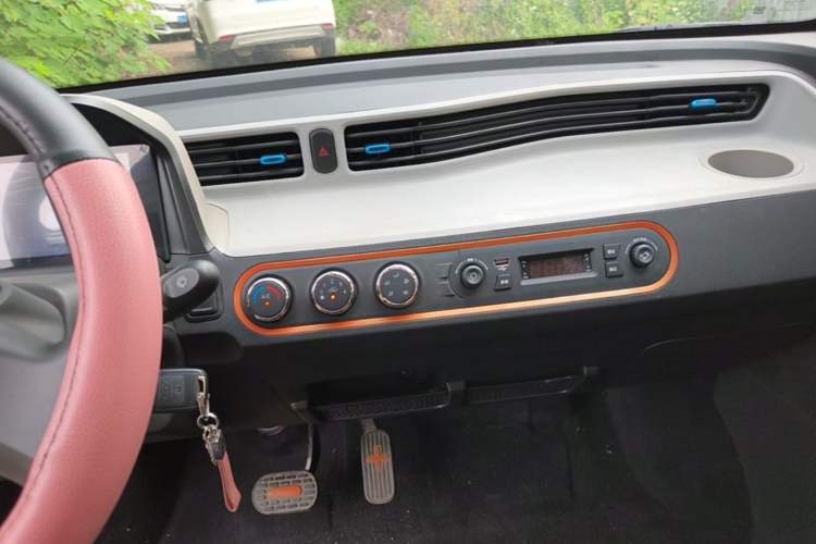 Used Wuling Hongguang MINIEV 2020 Freedom Version Lithium Iron Phosphate Audio And AC Panel