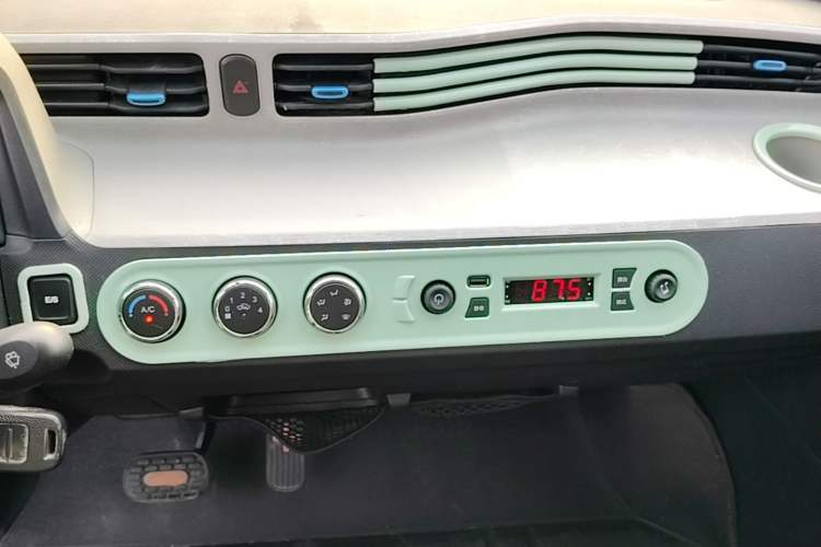 Used Wuling Hongguang MINIEV 2020 Freedom Version Lithium Iron Phosphate Audio And AC Panel