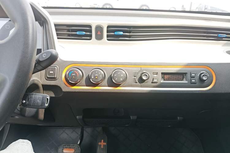 Used Wuling Hongguang MINIEV 2020 Freedom Version Lithium Iron Phosphate Audio And AC Panel