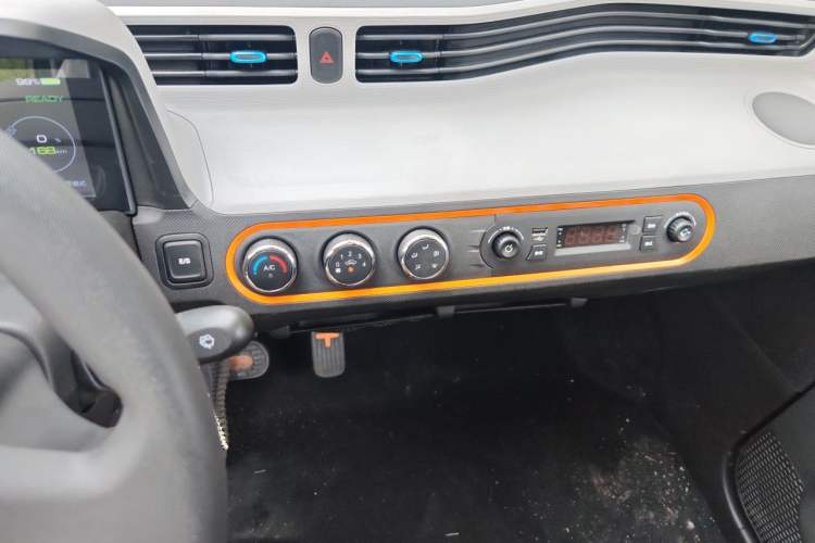 Used Wuling Hongguang MINIEV 2020 Enjoyment Model Lithium Iron Phosphate Audio And AC Panel