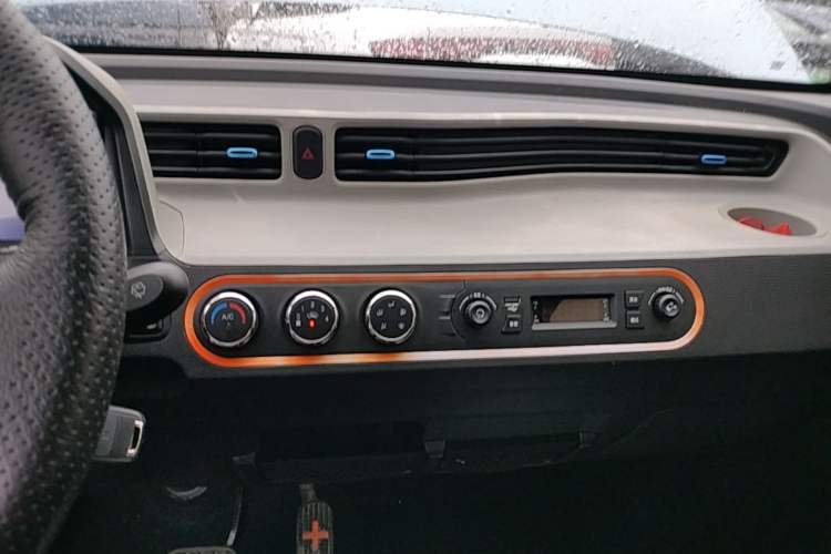 Used Wuling Hongguang MINIEV 2020 Freedom Version Lithium Iron Phosphate Audio And AC Panel