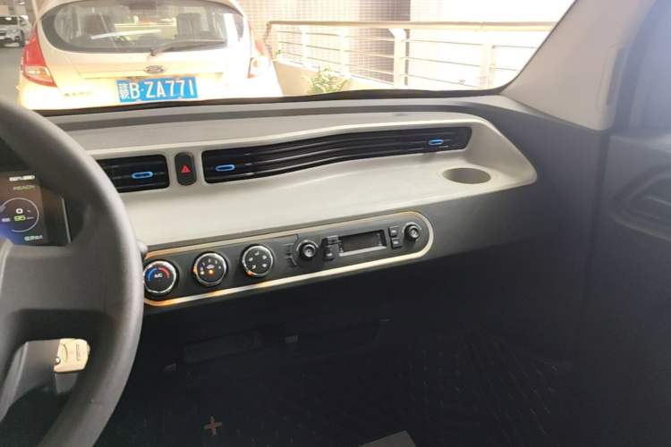 Used Wuling Hongguang MINIEV 2020 Zizai Version Lithium-NMC Audio And AC Panel