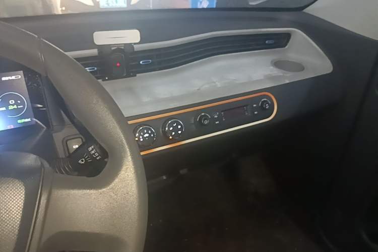 Used Wuling Hongguang MINIEV 2020 Zizai Version Lithium-NMC Audio And AC Panel