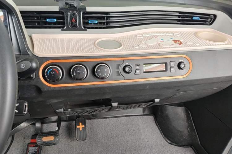 Used Wuling Hongguang MINIEV 2020 Zizai Version Lithium-NMC Audio And AC Panel